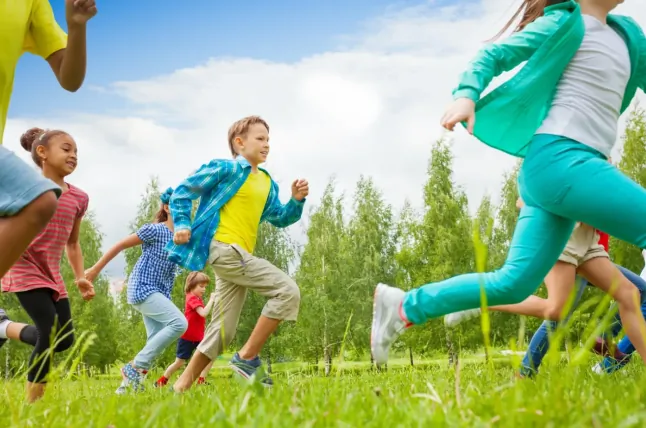 Community members running through a park in Stayton